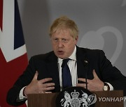 [우크라 침공] 존슨 영국 총리 "푸틴과 관계 정상화는 없다"