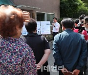 [포토]'아파트 주민들에게 서울형 임대주택 발표하는 오세훈'