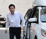 [포토]임대주택 관련 발표, '차량에서 내린 오세훈'