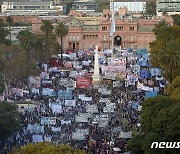 '물가상승률 55%' 아르헨, 대규모 시위.."국민 절반 빈곤선 밑"