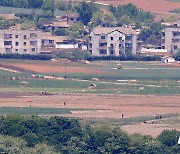 오미크론 확산 속 농사일 하는 북한 주민들