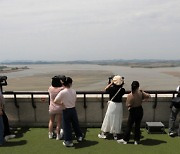 망원경으로 바라보는 북한