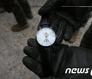 박병석 국회의장이 한 장병에게 선물한 손목시계