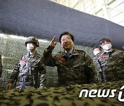 거수경례하는 박병석 국회의장