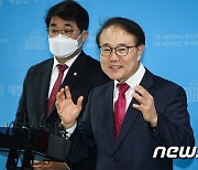 취재진 질문 답하는 윤형선 국민의힘 인천 계양구을 국회의원 후보