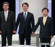 토론회 전 손잡는 부산시장 후보들