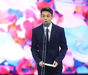 배우 유아인, '제58회 백상예술대상'에서 보테가 베네타 커스텀 턱시도 착용