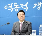 尹 첫 현장행보, 공급망 위기 속 물가·산업 챙기기