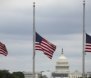 미국 코로나19 사망 100만명.."비극적 기념비" 조기 걸렸다