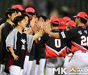 KIA '10-1 대승 하이파이브' [MK포토]