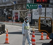 '새 테슬라' 1년 더 기다리라고?..中황소고집에 車시장 '휘청'