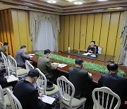 北, 전날 1만8000여명 유증상자 발생..김정은 "수도권 중심 확산, 방역체계 허점"[종합]