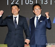 포즈 취하는 박찬윤 총재-김민석 대표