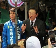 인천 시민들과 인사하는 이재명 후보