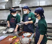 기초교육 받는 BBQ 패밀리