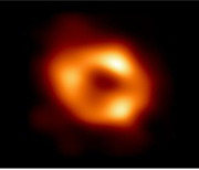 우리은하 블랙홀 이미지 첫 포착.."아인슈타인 일반상대성 이론 적용되고 있다는 점 보여줘"[종합]