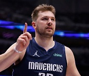 '할렐루카' 활약한 댈러스, 피닉스 꺾고 시리즈 최종전 간다[NBA]