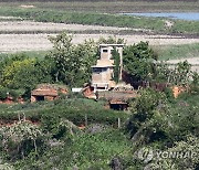 초소 앞의 북한군