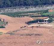 밭일하는 북한 주민들
