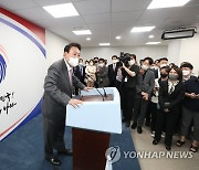 '출근길 문답' 尹, 기자실行.."잊히면 안되니 자주 오겠다"