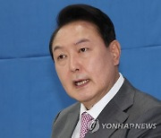 '첫 외부행보' 경제 챙긴 尹대통령 "위기 선제대응해야"(종합2보)