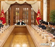 [속보]북한, 어제 코로나19로 21명 사망.. 김정은 "건국 이래 대동란"