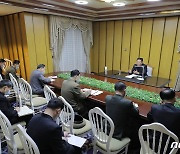 [속보]김정은 "지역간 통제 불능 전파 아냐.. 봉쇄 지역 내 전파"