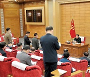 북한 김정은, 새벽에 당 정치국 '최대비상방역 관련' 협의회 주재