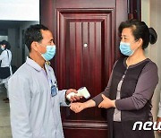 북한 "경증 발열자는 약물, 중환자는 산소요법"..'발열자' 치료법 소개