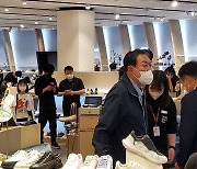 취임 후 첫 주말 尹대통령, 김건희 여사와 떡볶이 먹고 신발 쇼핑