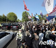 용산 대통령 집무실 행진..' 자동차는 서행'