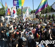 대통령 집무실 앞 행진하는 '성소수자들'