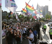 대통령 집무실 100m 이내 첫 대규모 행진.."성소수자 혐오 반대"(종합)