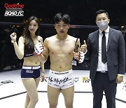 막창도둑 김병철 대표, 굽네 ROAD FC 060에서 값진 승리 따낸 장경빈에게 시상