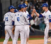 [포토] 삼성 뷰캐넌 '동료들의 축하 받으며'