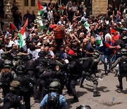 서안 지구 총격 사망한 알자지라 기자 장례식.. 이스라엘 경찰 진압에 아수라장 돼