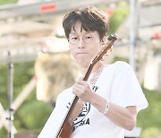 [포토] 페퍼톤스 신재평, '정교한 기타 연주'