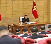 북한, 코로나로 21명 사망..김정은 "건국 이래 대동란"