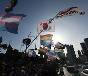 용산 집무실 인근 첫 행진..성소수자단체 "차별금지법 제정" 목소리