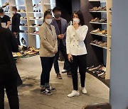 "순대 떡볶이 사고, 신발 구매"..尹대통령, 김건희 여사와 주말 나들이