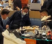 尹대통령의 첫 주말..광장시장서 떡볶이 포장·백화점 신발 쇼핑