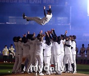 [MD포토] 유한준 은퇴식 '헹가래가 빠질 수 없죠'