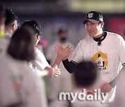 [MD포토] 유한준 '팬들과 함께하는 뜻깊은 은퇴식'