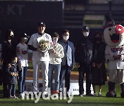 [MD포토] 유한준 '가족들과 함께하는 은퇴식 기념촬영'