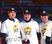 [MD포토] 유한준 '동료 선수들과 함께 기록하는 사진'