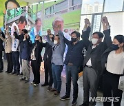 이광재 '강원성공캠프' 개소..만세하는 민주당 국회의원들