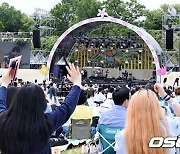 잔디밭에 앉아 즐기는 '뷰티풀 민트 라이프 2022' [사진]