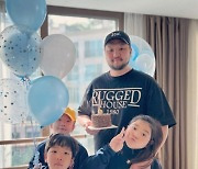 김애리, 듬직한 ♥︎김태우 꼭 닮은 세 아이와 가족사진 "다들 발빠르게"
