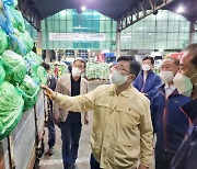 aT, 봄배추·화훼 경매현장 찾아 수급상황 점검