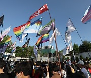 대통령 집무실 인근 첫 대규모 행진.. 성소수자단체 "차별 없애야"